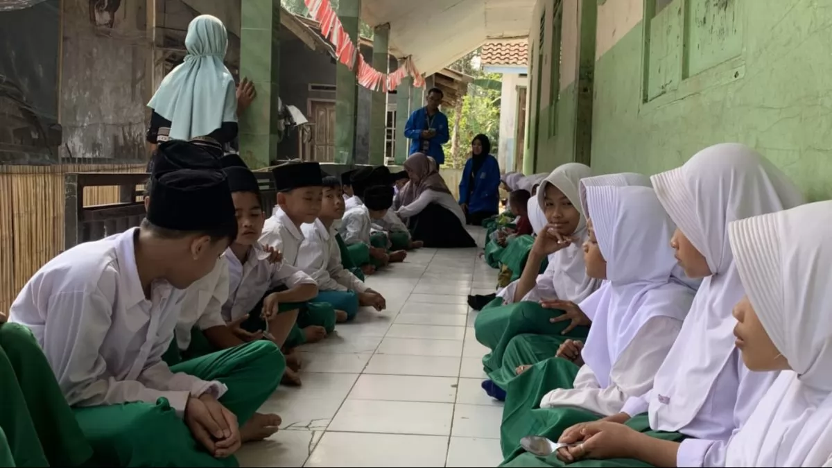 Sinergi BSI Explore dan MI Darul Huda Pasirkaweni: Kenalkan Tradisi Rabu Wekasan Lewat Makan Salimpe Bersama