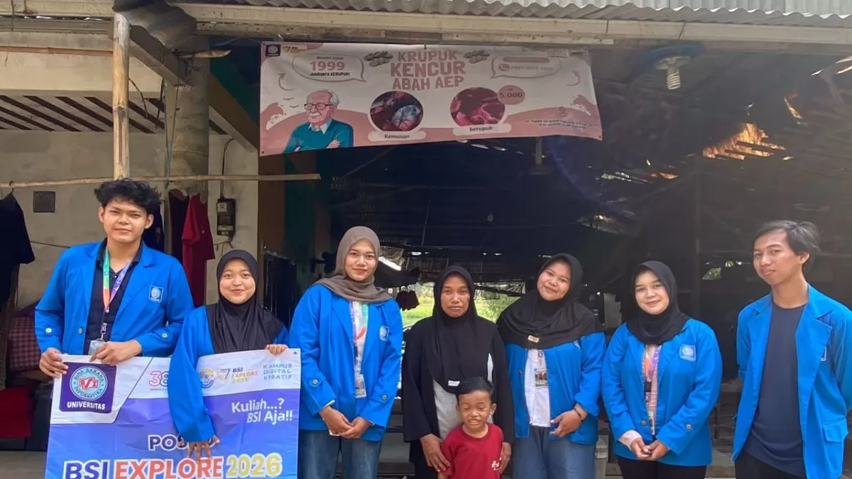 Mahasiswa BSI Explore Bantu Digitalisasi dan Promosi Usaha Kerupuk  Kencur Abah Aep di Desa Walahar