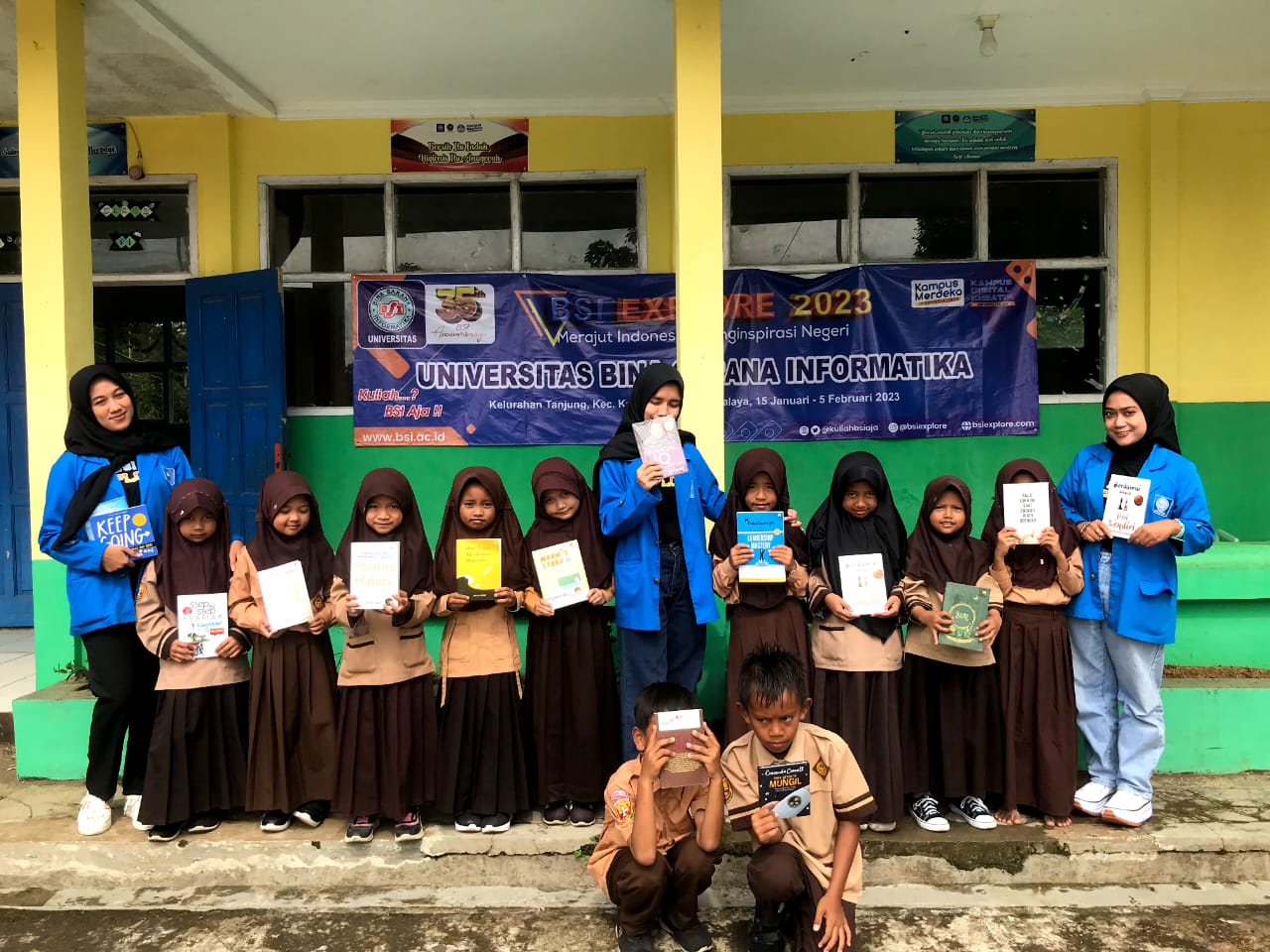 Mahasiswa BSI Explore Sumbangkan Ratusan Buku Ke Perpustakaan SD Negeri Babakan Peundeuy Tasikmalaya