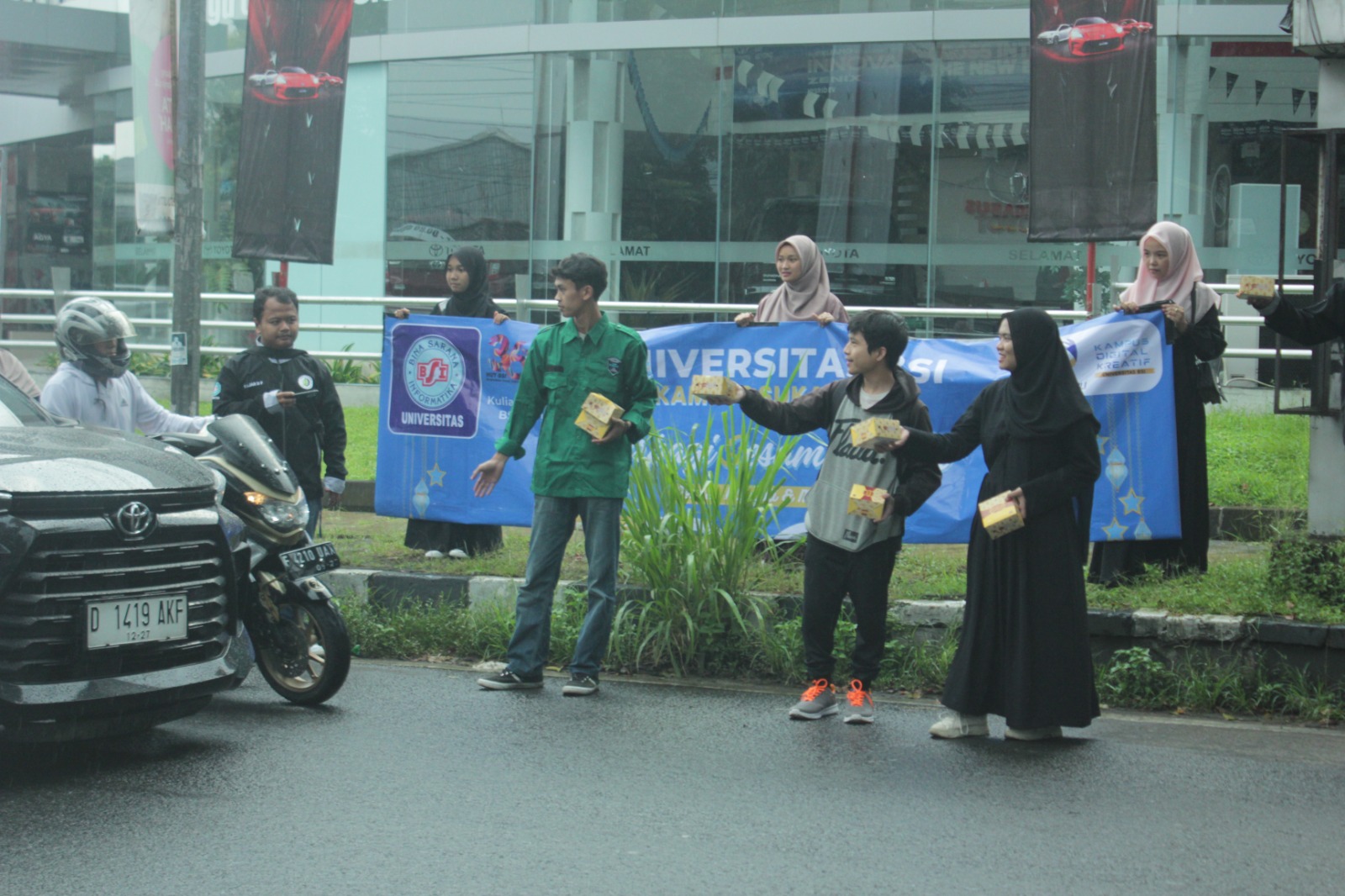 Bagi-bagi Takjil bersama Universitas BSI Kota Sukabumi