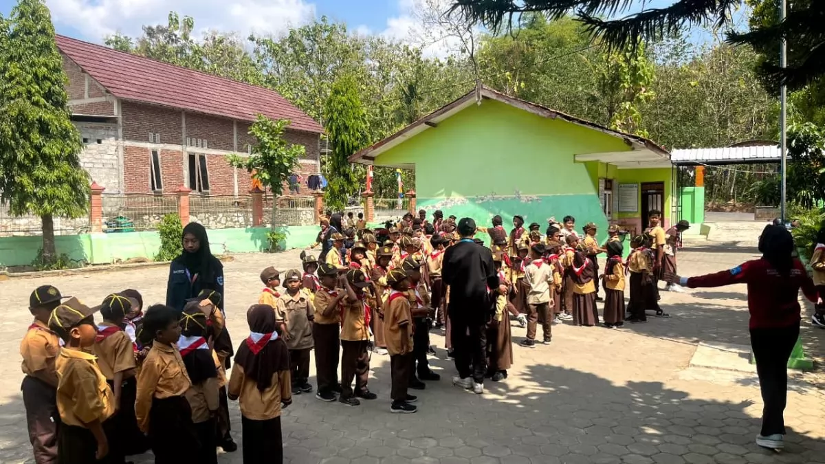 Semangat Tak Surut di Tengah Terik, BSI Explore Gunung Gajah Bersama Pembina Pramuka Dampingi Siswa SD Negeri 2 Gunung Gajah
