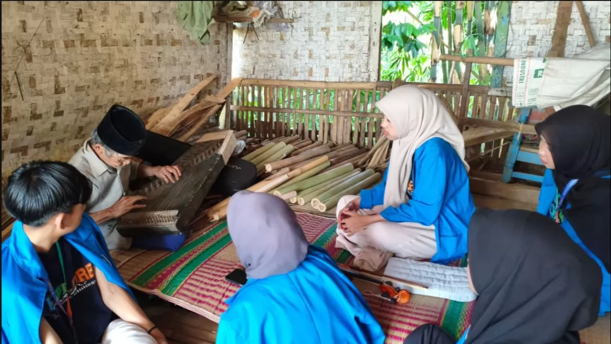 Mengenal Kerajinan Tradisional Cikiray Bersama Aki Iji, Pengrajin Angklung