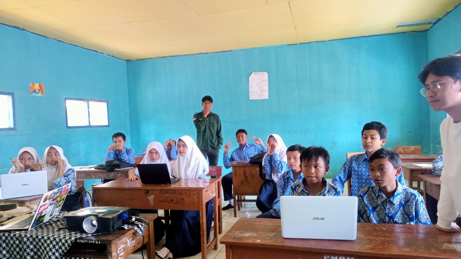 Siswa-Siswi MTs Wahdatul Ummat Melakukan Pembelajaran Berbasis Teknologi Bersama Mahasiswa BSI Explore UBSI Sukabumi