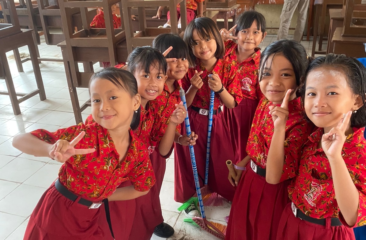 Tim BSI Explore Tanjung Pasir Ajarkan Pentingnya Kebersihan di Sekolah