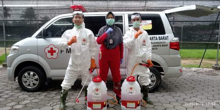 UKM Sukarelawan UBSI Jadi Relawan PMI Jakarta Barat Lakukan Penyemprotan Disinfektan